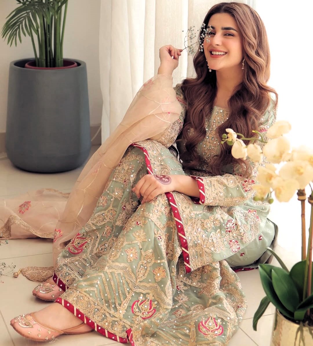 Kubra Khan Biography Official Photo