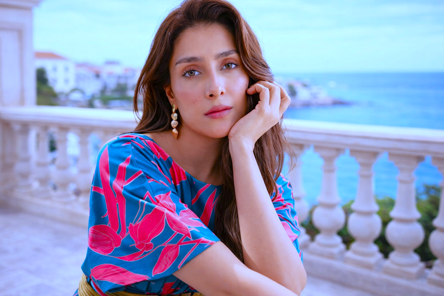 Actress camera ke liye stylish pose mein