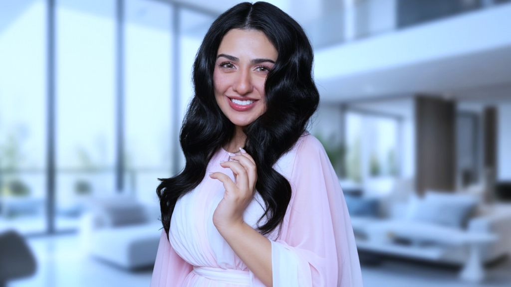 Pakistani actress soft smile ke sath portrait mein