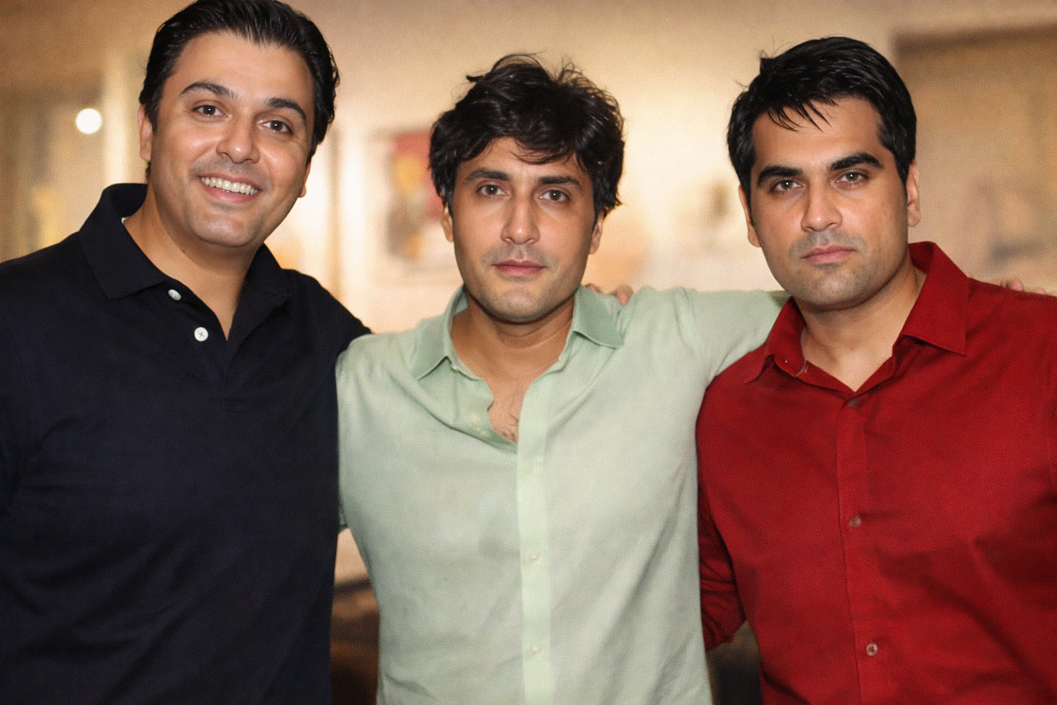 Pakistani actors camera ke samne pose dete hue