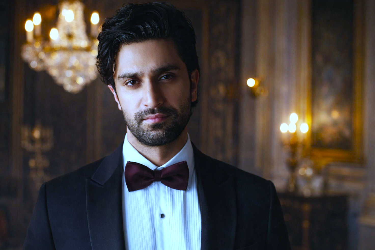 Showbiz actor formal event ke douran
