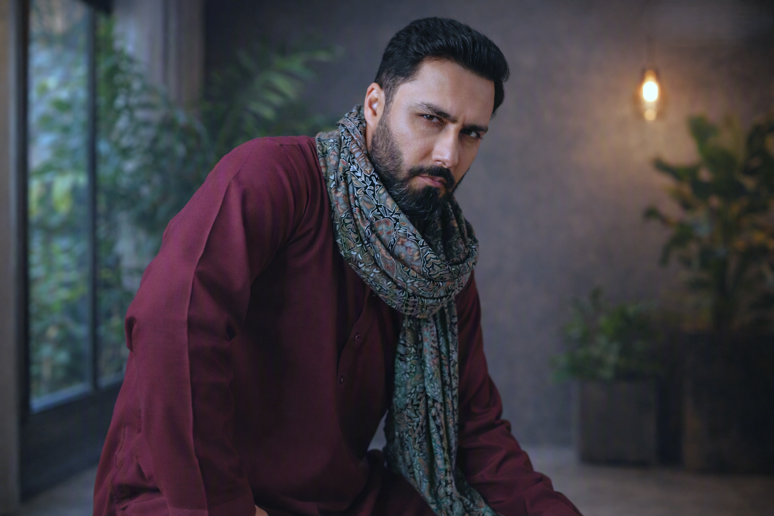 Pakistani actor elegant suit mein