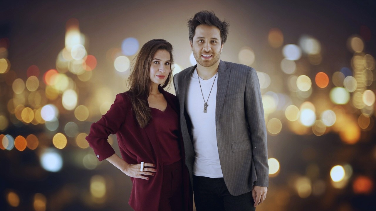 Music artist apni wife ke sath