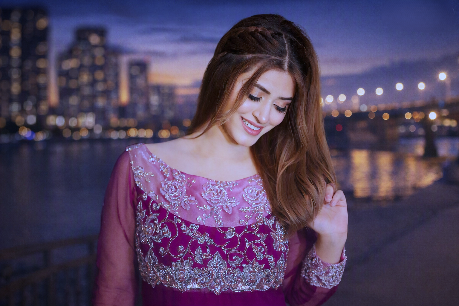 Entertainment star confident smile ke sath