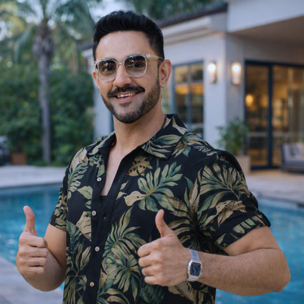 Pakistani actor balcony ke qareeb khare hue