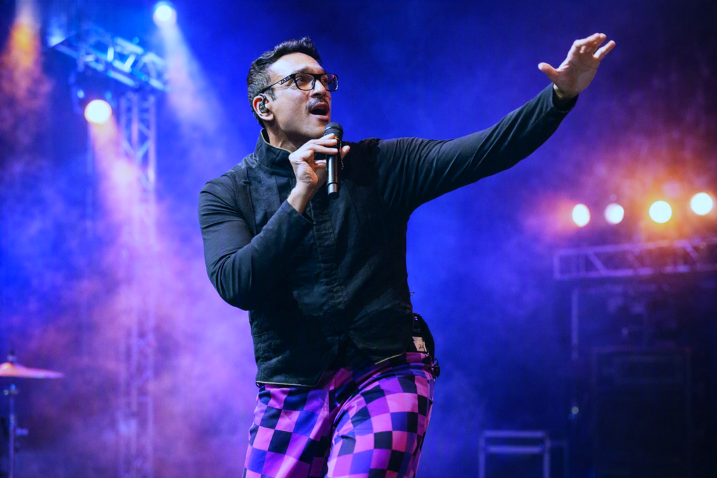 Black outfit mein stage par performance dete hue