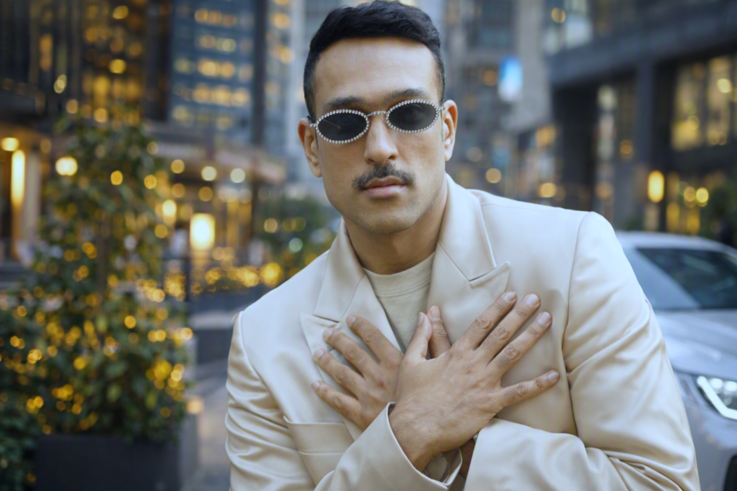 White outfit aur sunglasses mein outdoor portrait