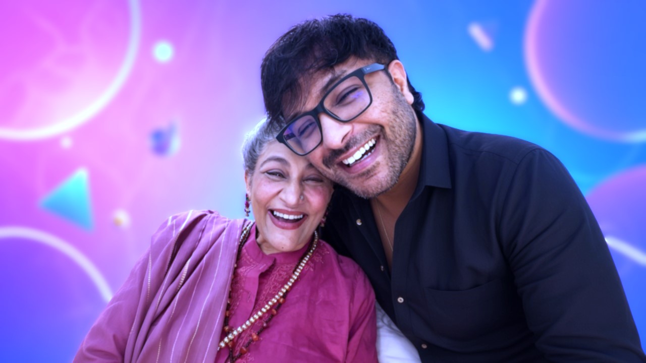 Apni Walida ke sath muskurati hui tasveer