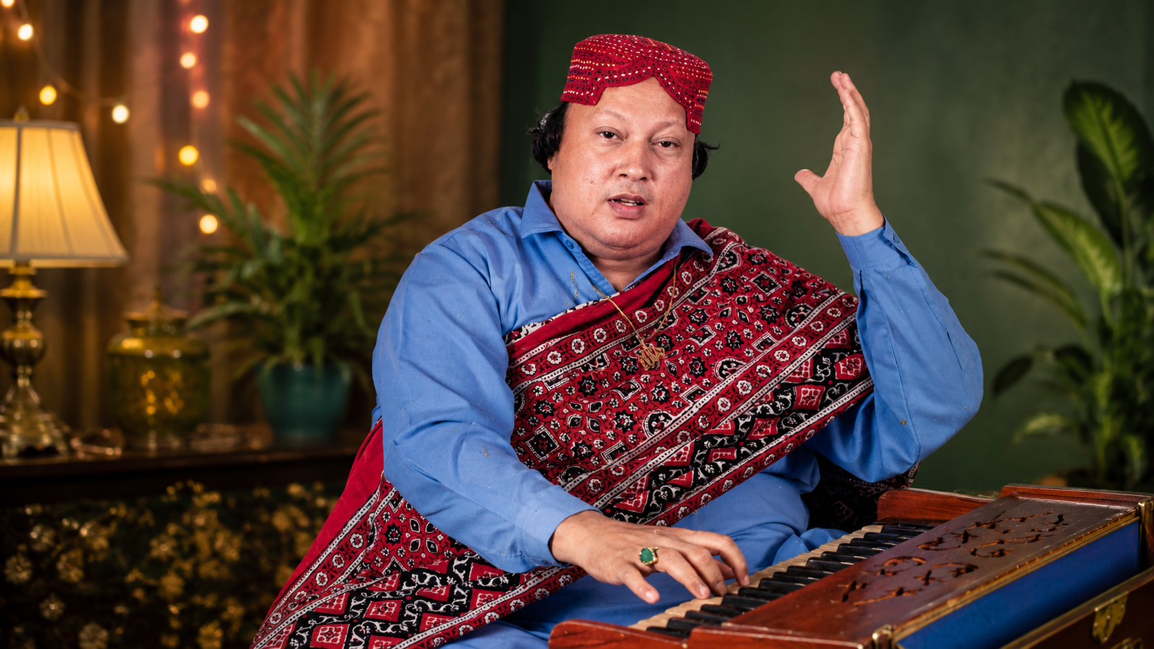 Sindhi topi aur ajrak mein harmonium bajate hue