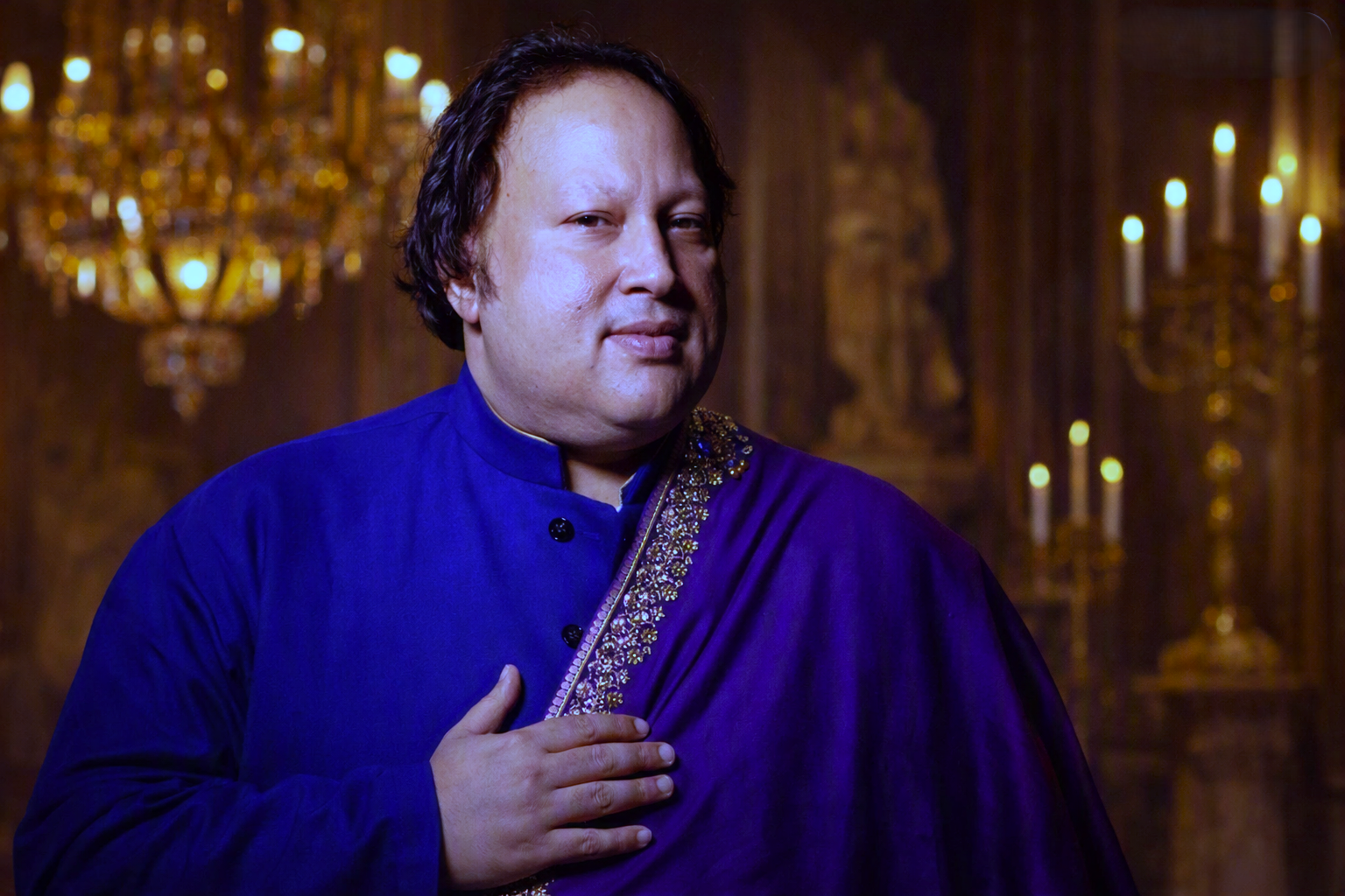 Blue kurta aur shawl mein singer ka close up photo