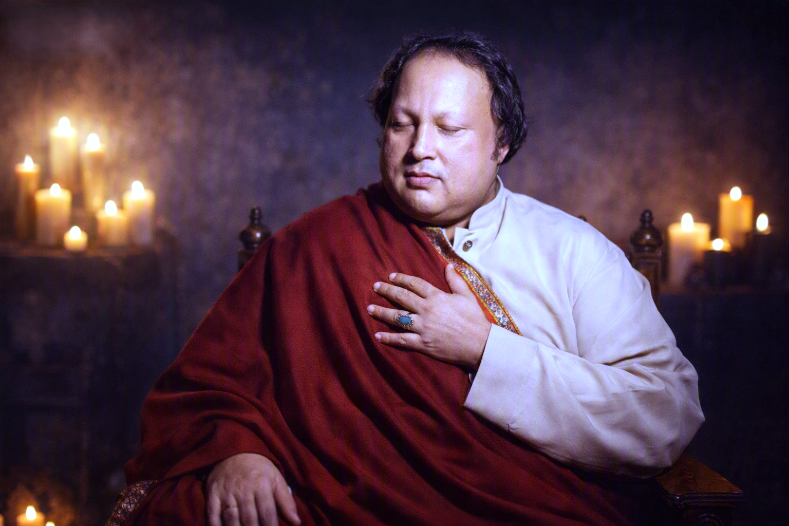 White kurta aur red shawl mein chandni ke samne baithe hue