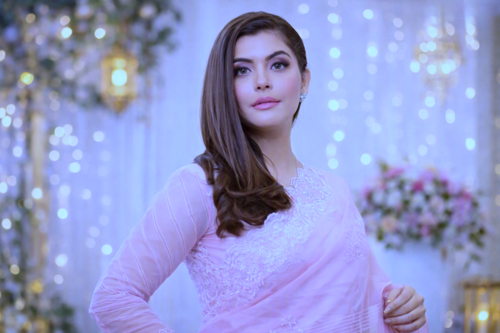 Pakistani television host graceful look mein