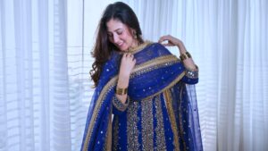 Blue aur golden fancy dress mein television celebrity