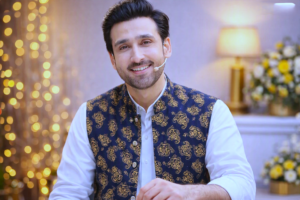 Kurta aur waistcoat mein muskura raha hai