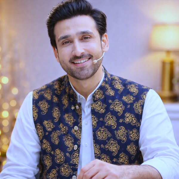 Kurta aur waistcoat mein muskura raha hai