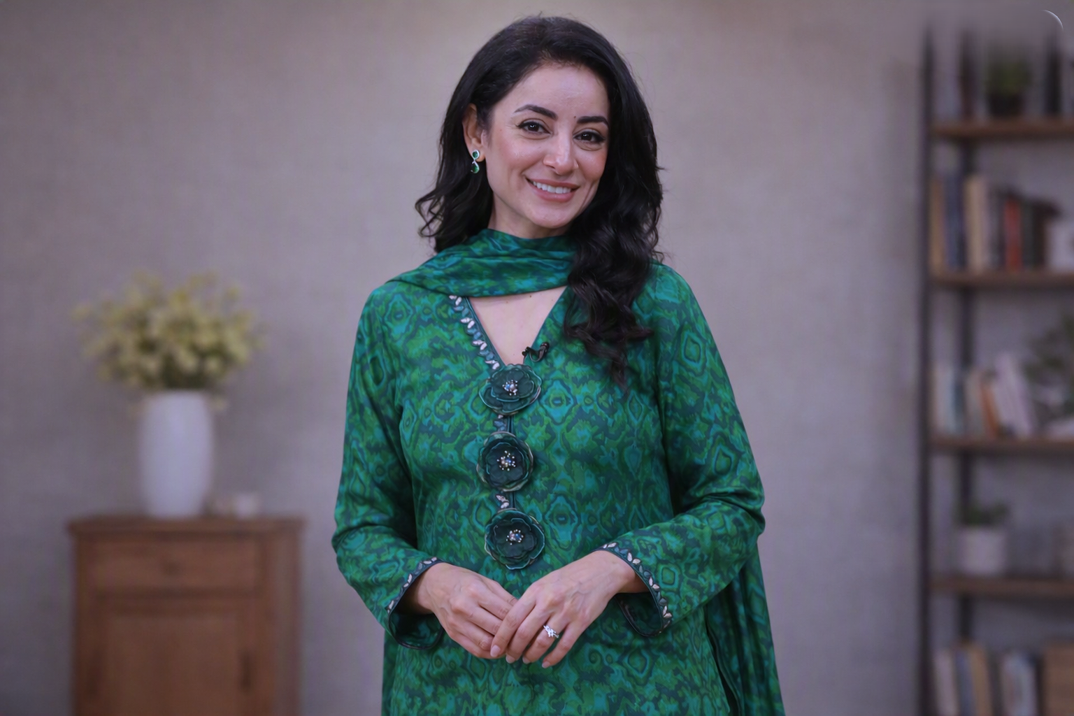 Sabz rang ke print wale shalwar kameez aur dupatta mein