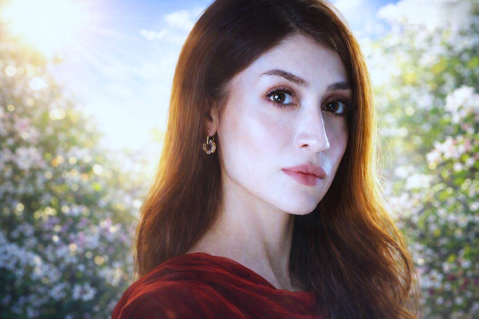 Lal dupatta aur sunehri baaliyan pehne larki ka portrait