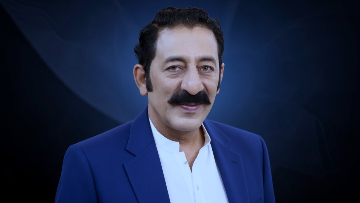 Actor blue formal suit mein muskurate huay