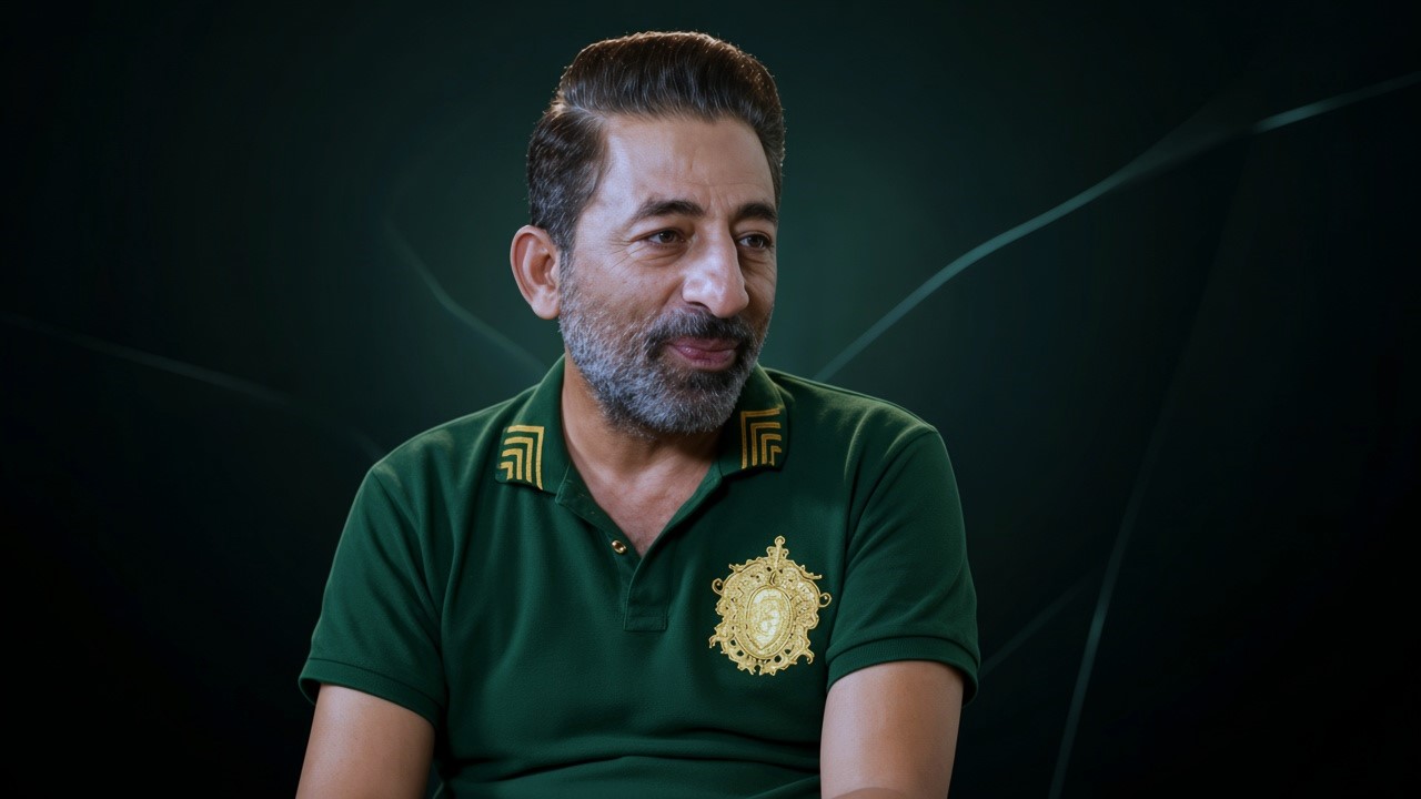 Superstar casual polo shirt mein muskurate huay