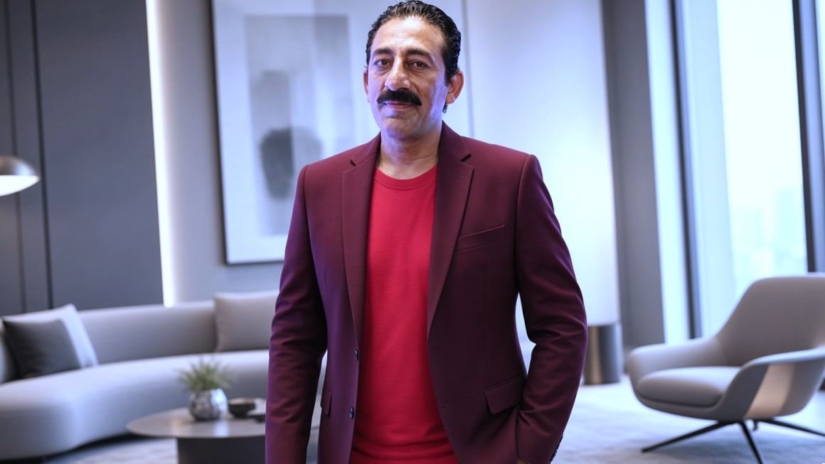 Actor red t shirt aur maroon blazer mein kharay huay
