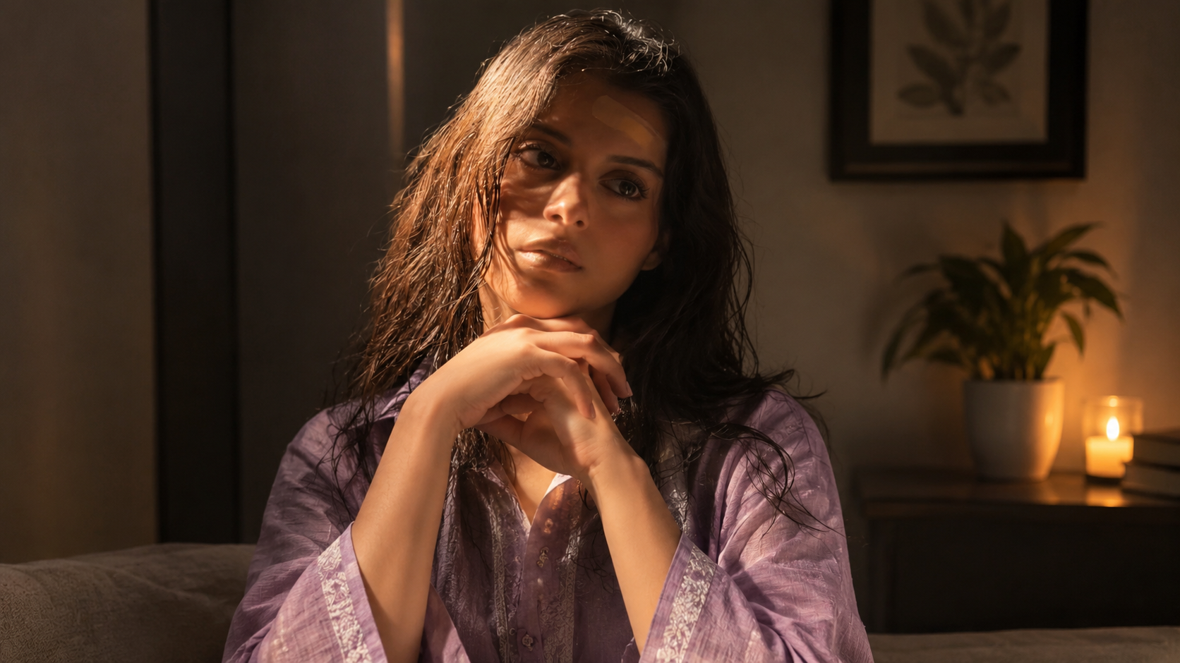 Printed lilac dress mein deep thought mein baithi hui television star