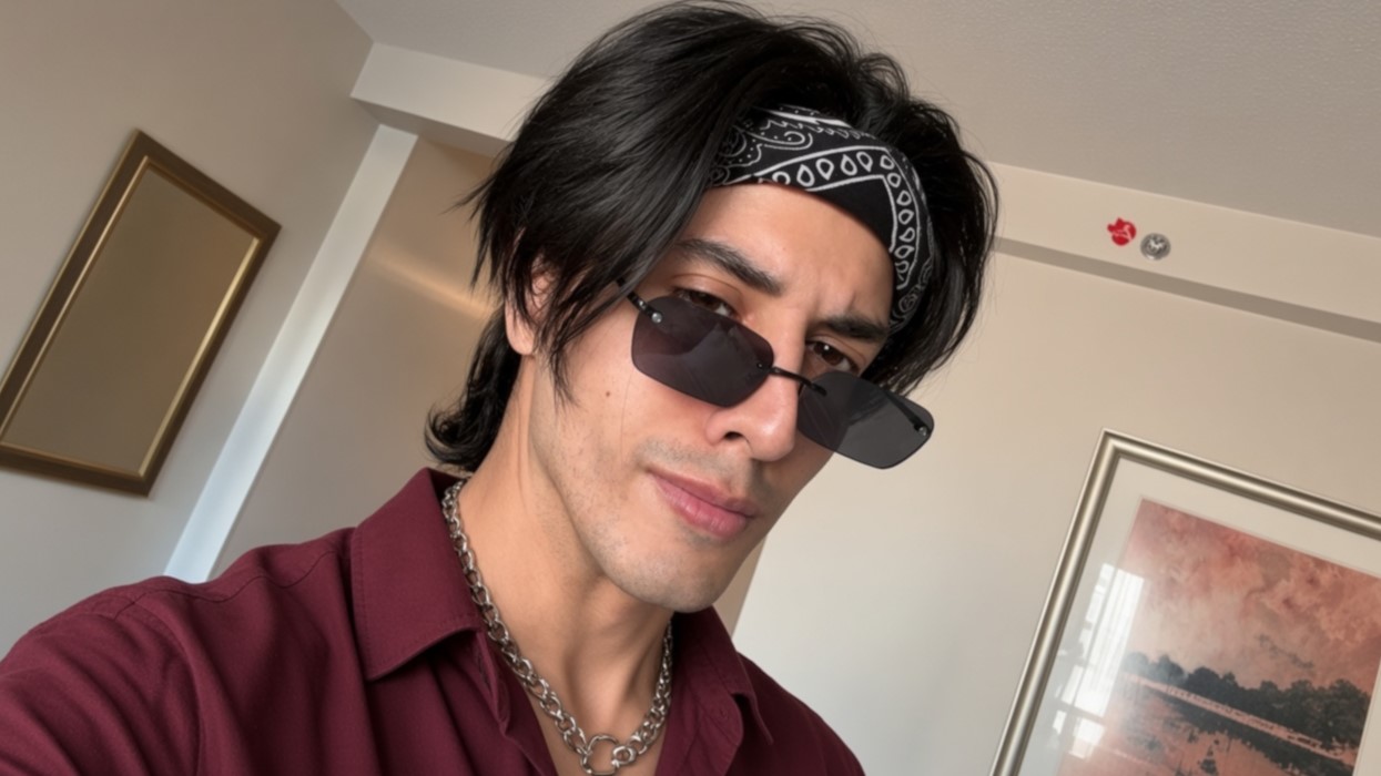 Bandana aur sunglasses mein cool andaz dikhaata hua pop star