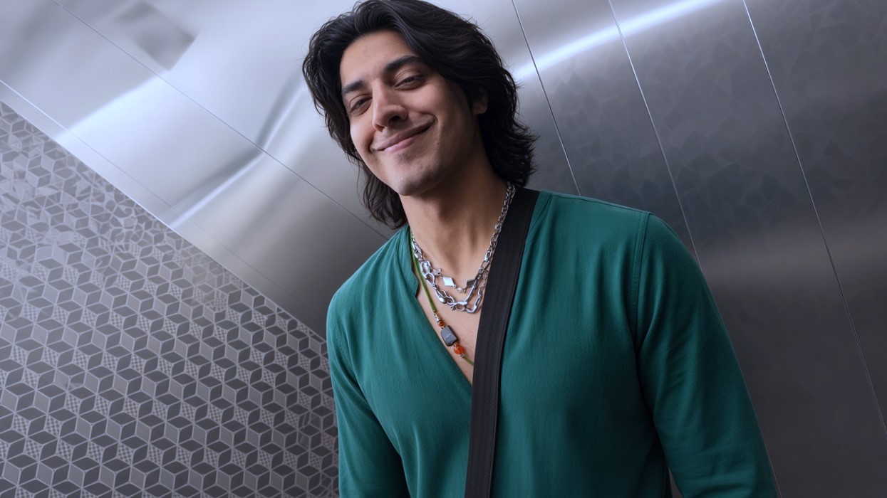 Green cardigan mein muskuraata hua versatile young actor