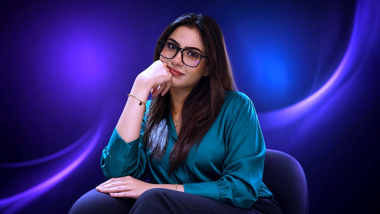 Glasses pehne hue teal shirt mein baithi hui celebrity