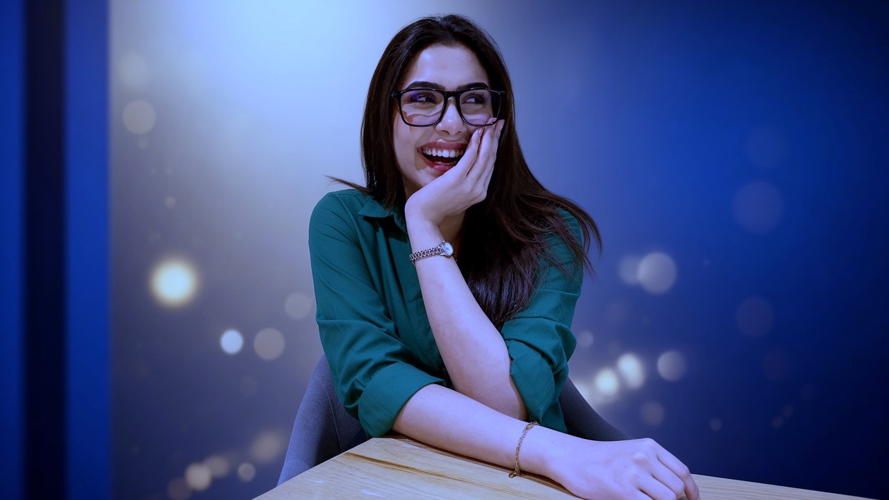 Table par hath rakh kar hasti hui glasses wali celebrity