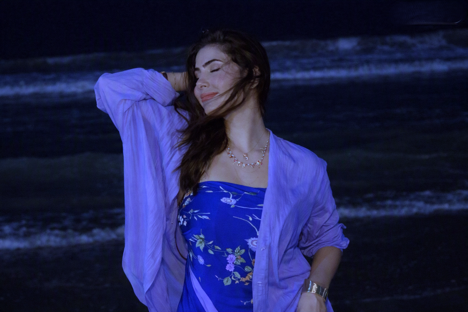 Raat ke waqt beach par bikhri zulfon ke sath pose karti hui actress