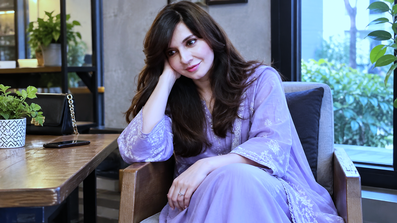 Pakistani actress light purple traditional dress mein chair par baithi hui