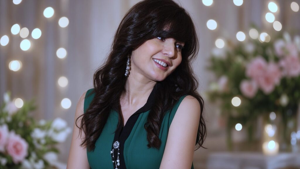 Ageless actress green sleeveless dress mein fairy lights background ke sath hansti hui