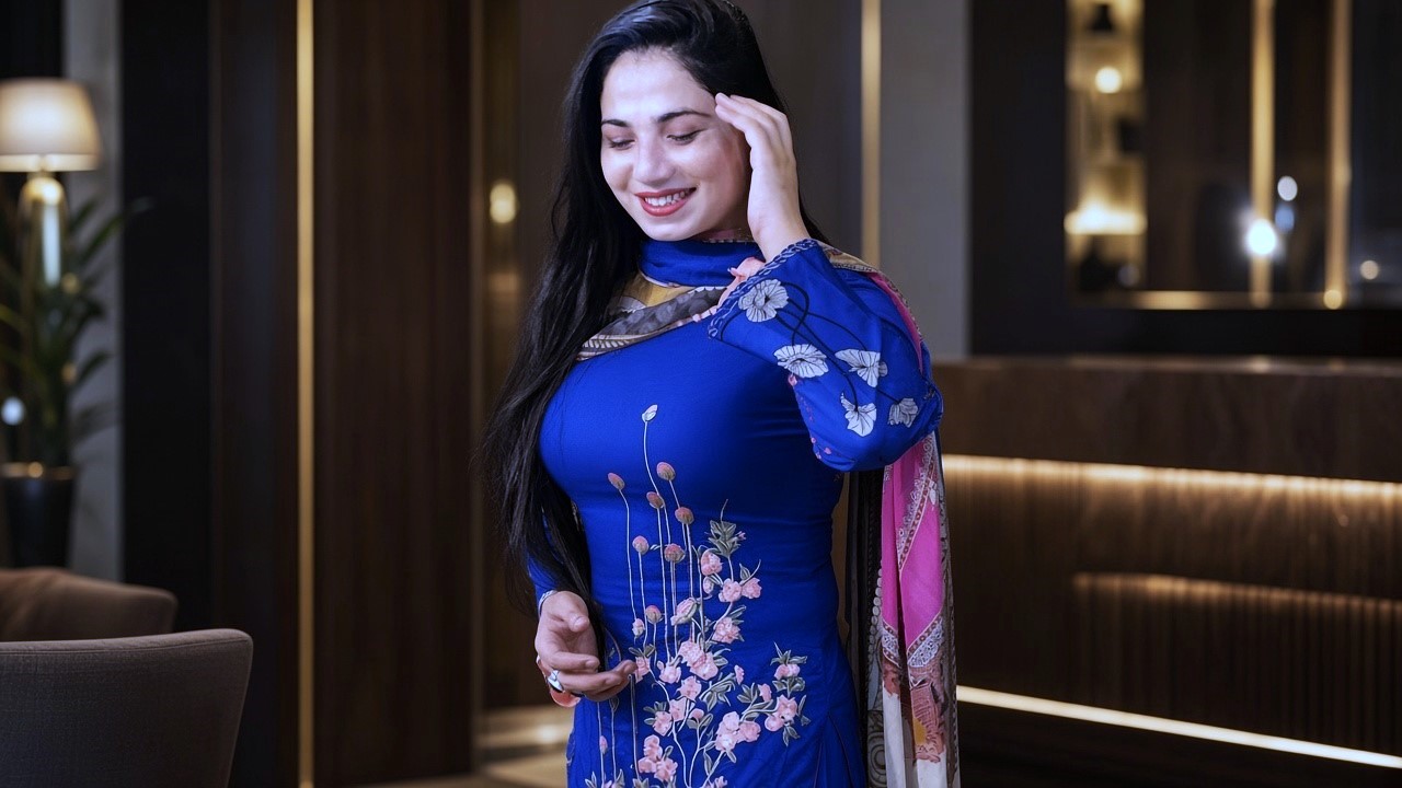 Mashhoor Pakistani actress blue embroidered dress mein baalon ko sanwar