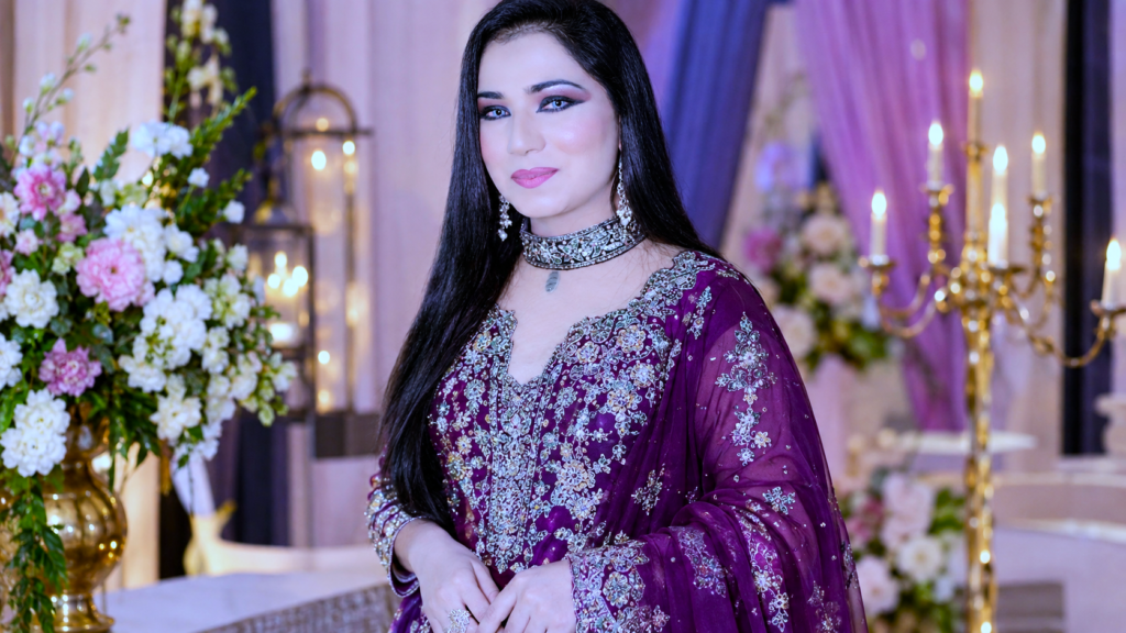 Television aur stage actress maroon purple bhari karhai wale suit mein formal event par