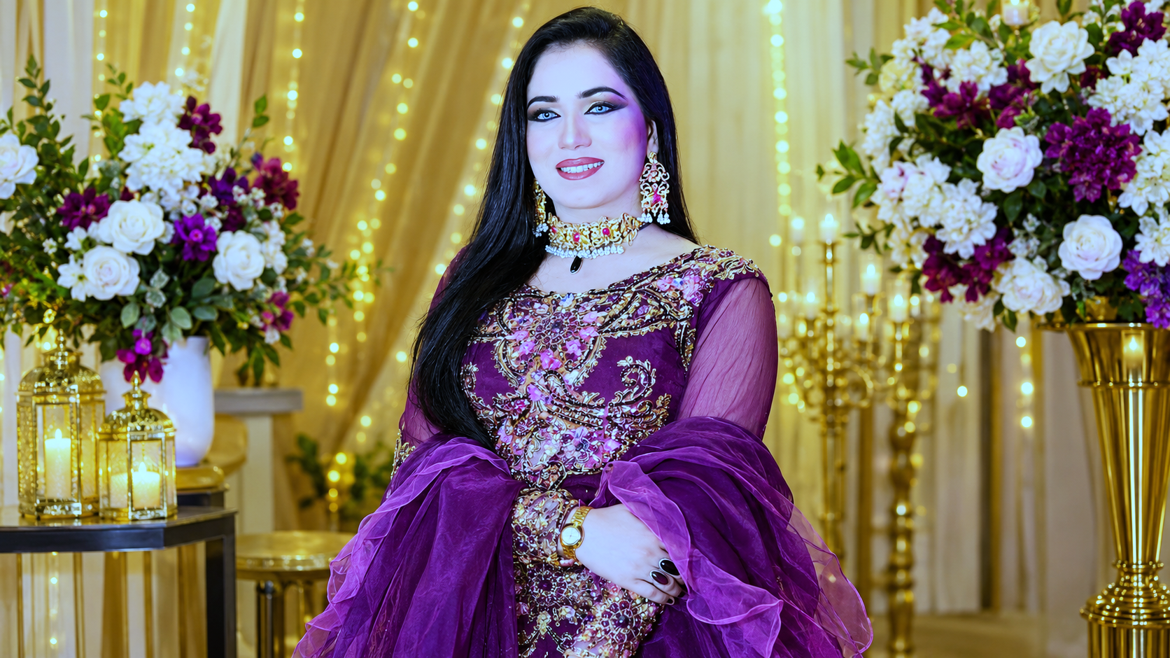 Popular stage actress deep purple fancy frock mein stage par muskurate hue