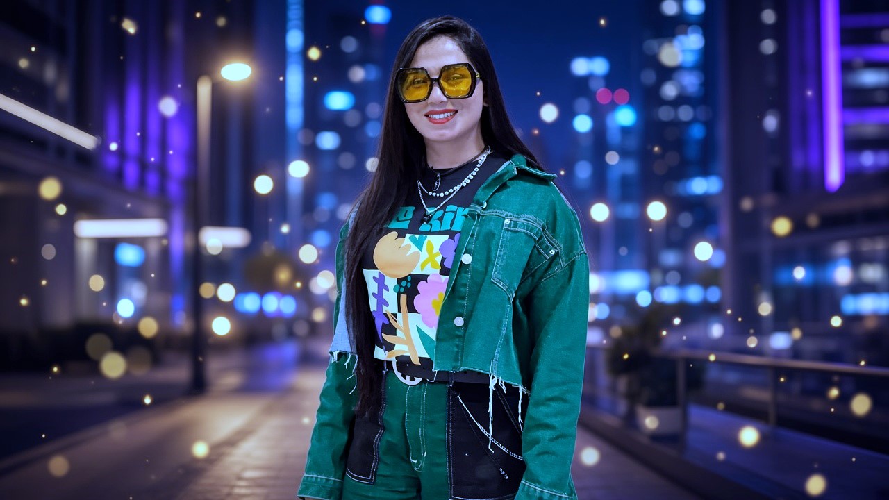 Mashhoor super-star green modern jacket aur sunglasses mein raat ke waqt street