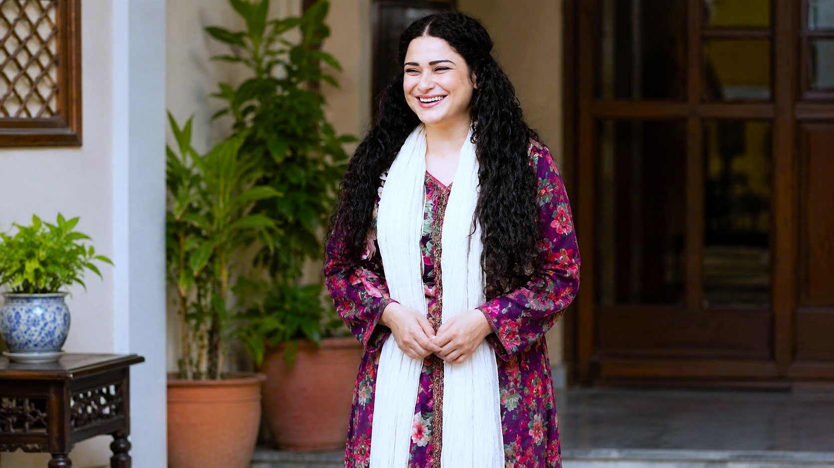 Actress printed long kurti aur white dupatta mein muskurate hue