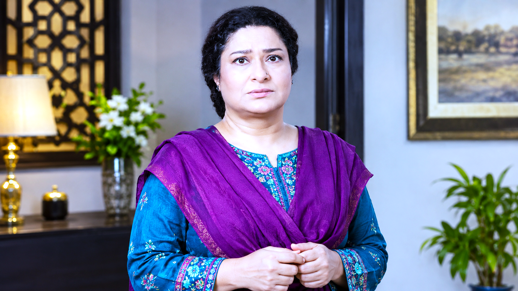 Serial ke scene mein serious expression deti hui actress