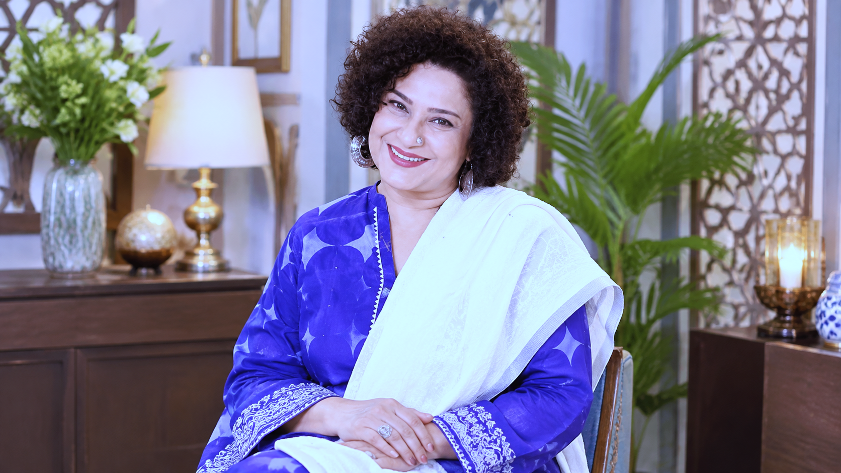 Bright smile ke sath blue outfit mein baithi hui celebrity