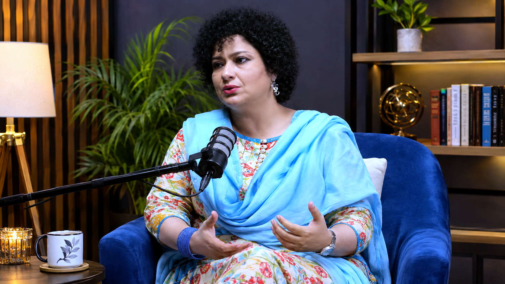 Talk show mein mic ke samne bolti hui famous artist