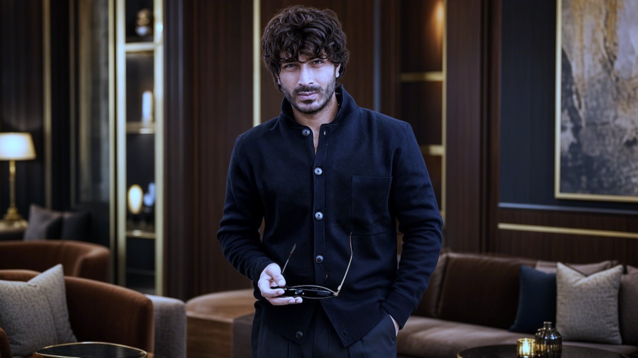 Black casual jacket aur chashma hath me liye superstar