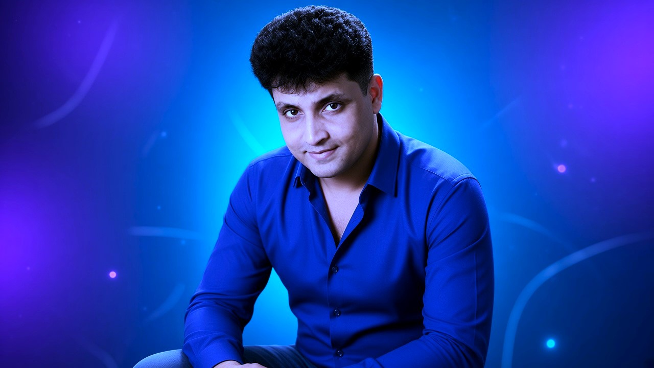 Blue shirt mein muskurate hue legendary actor