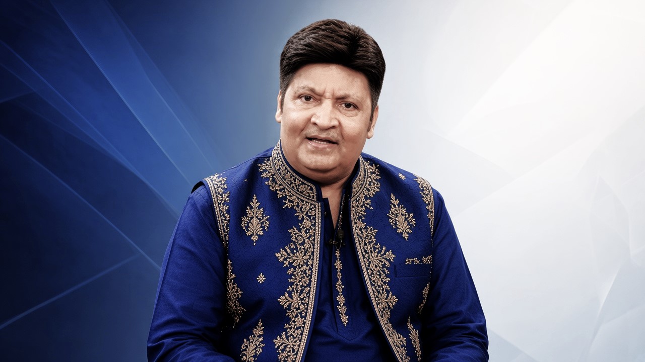 Traditional sherwani mein muskurate hue legend comedian