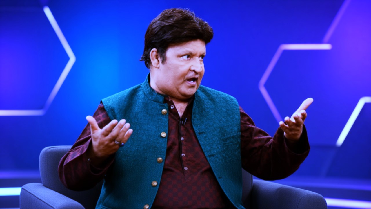 Stage show ke dauran hairat ka izhaar karte hue comedy king