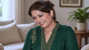 Green embroidered kurti mein hasti hui TV actress ka close up