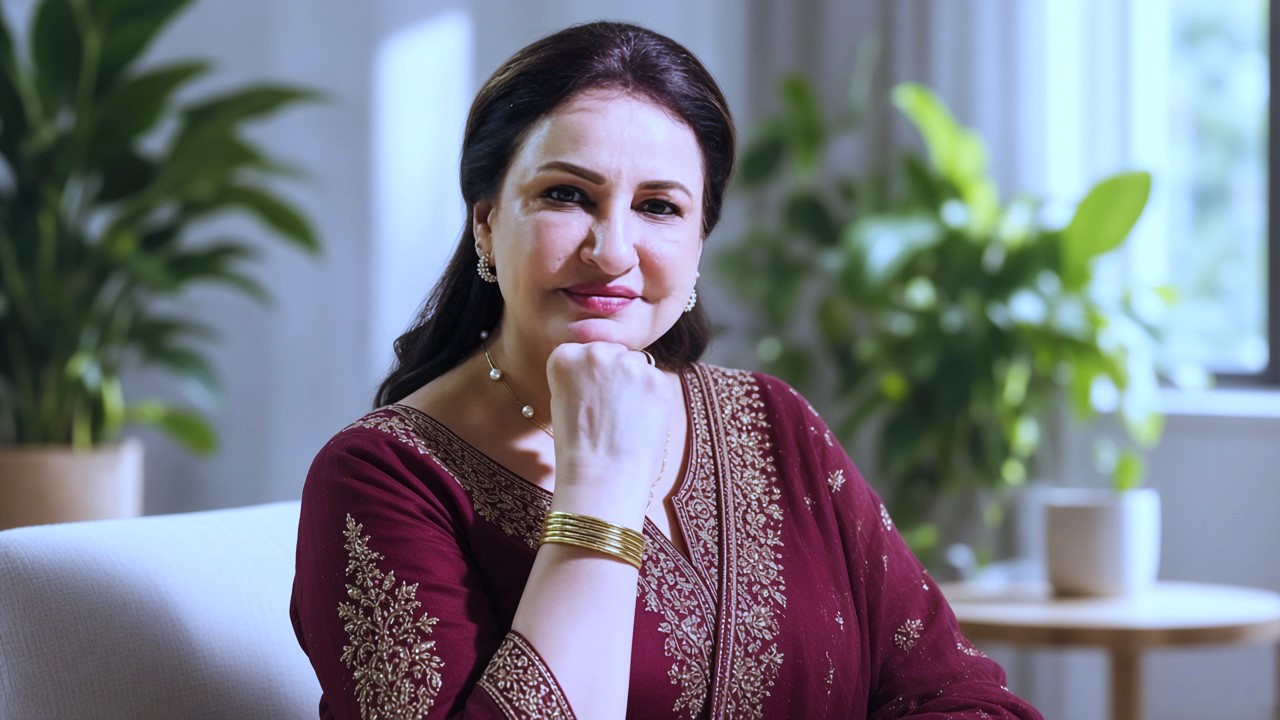 Pakistani television star maroon suit mein indoor studio mein