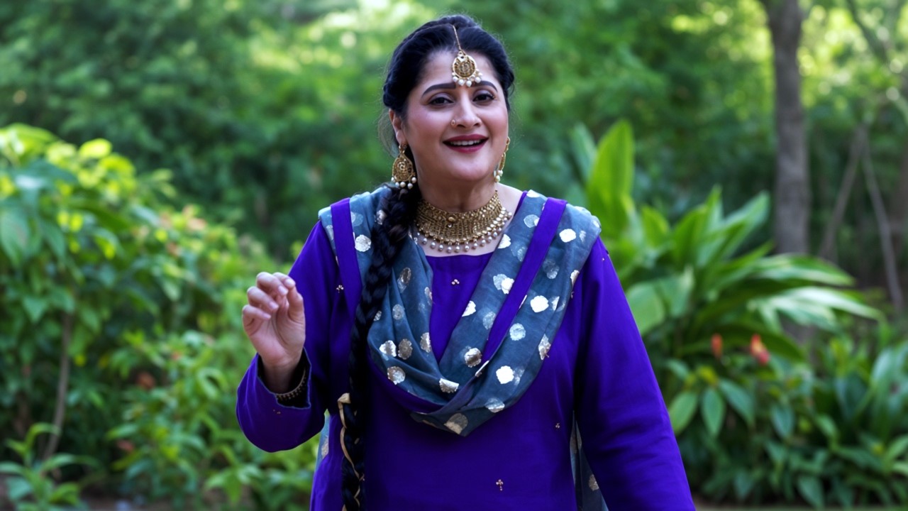 Pakistani actress traditional purple dress mein