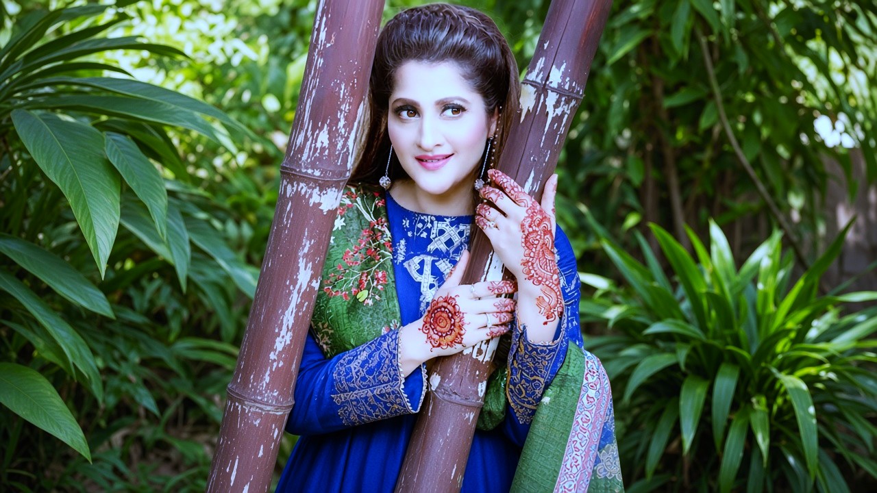 Top Pakistani actress blue aur green apparel mein