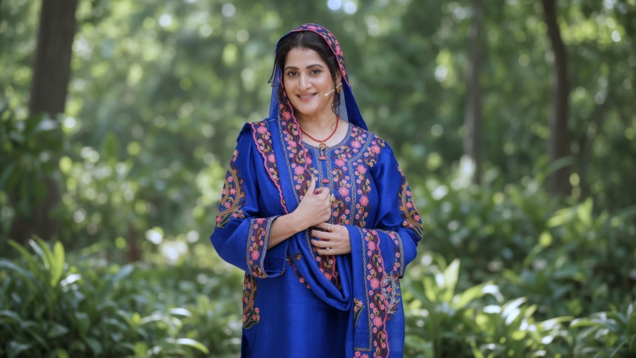 Media industry ki actress royal blue traditional suit mein